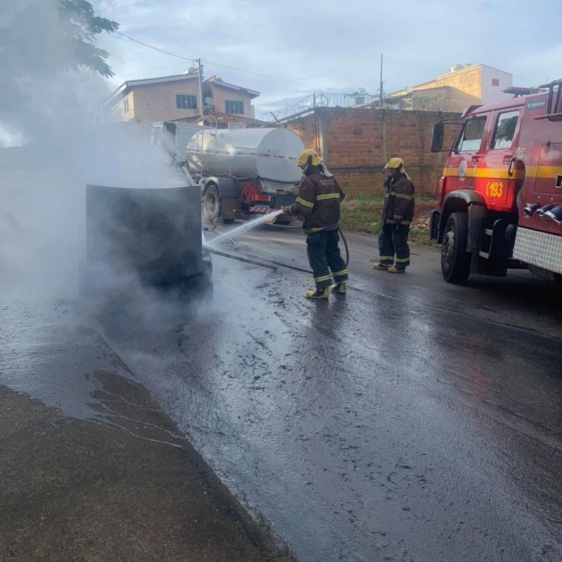 Incêndio deixa veículo destruído em Guaranésia 