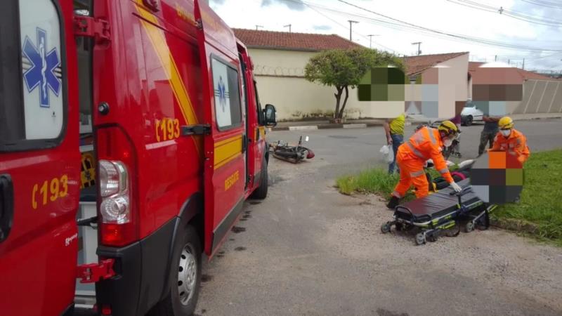 Colisão entre carro e moto deixa jovem de 20 anos ferido em Guaxupé 