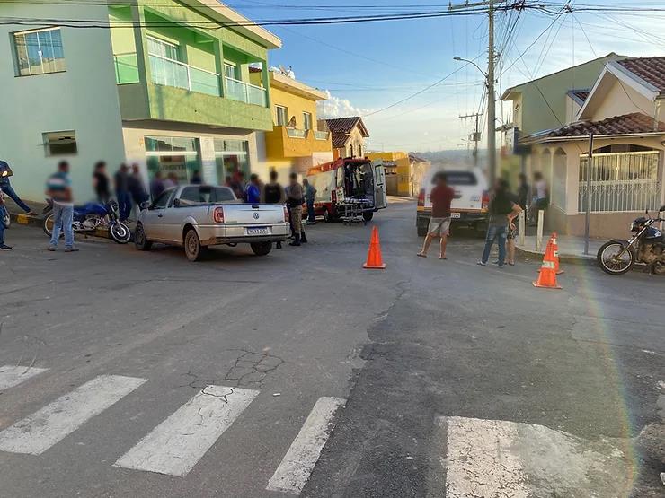 Motociclista inabilitado fica ferido após colidir com caminhonete em Nova Resende 