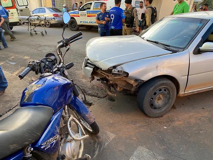 Motociclista inabilitado fica ferido após colidir com caminhonete em Nova Resende 