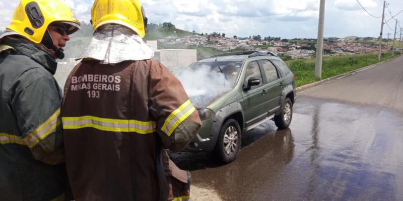 Bombeiros combatem incêndio em veículo no Vale Verde, em Guaxupé 