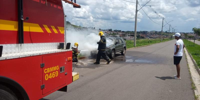 Bombeiros combatem incêndio em veículo no Vale Verde, em Guaxupé 