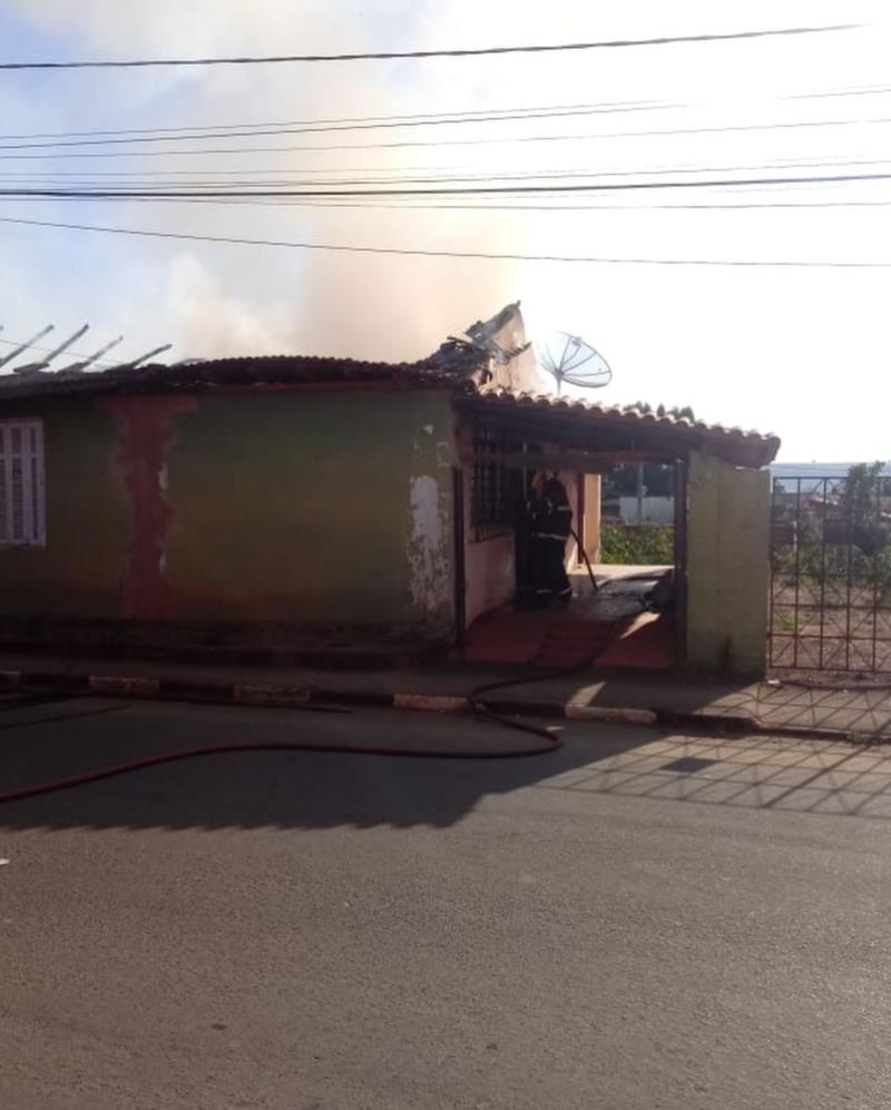 Bombeiros controlam incêndio em residência em Guaranésia