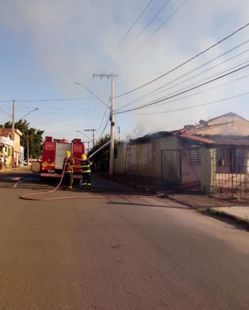 Bombeiros controlam incêndio em residência em Guaranésia