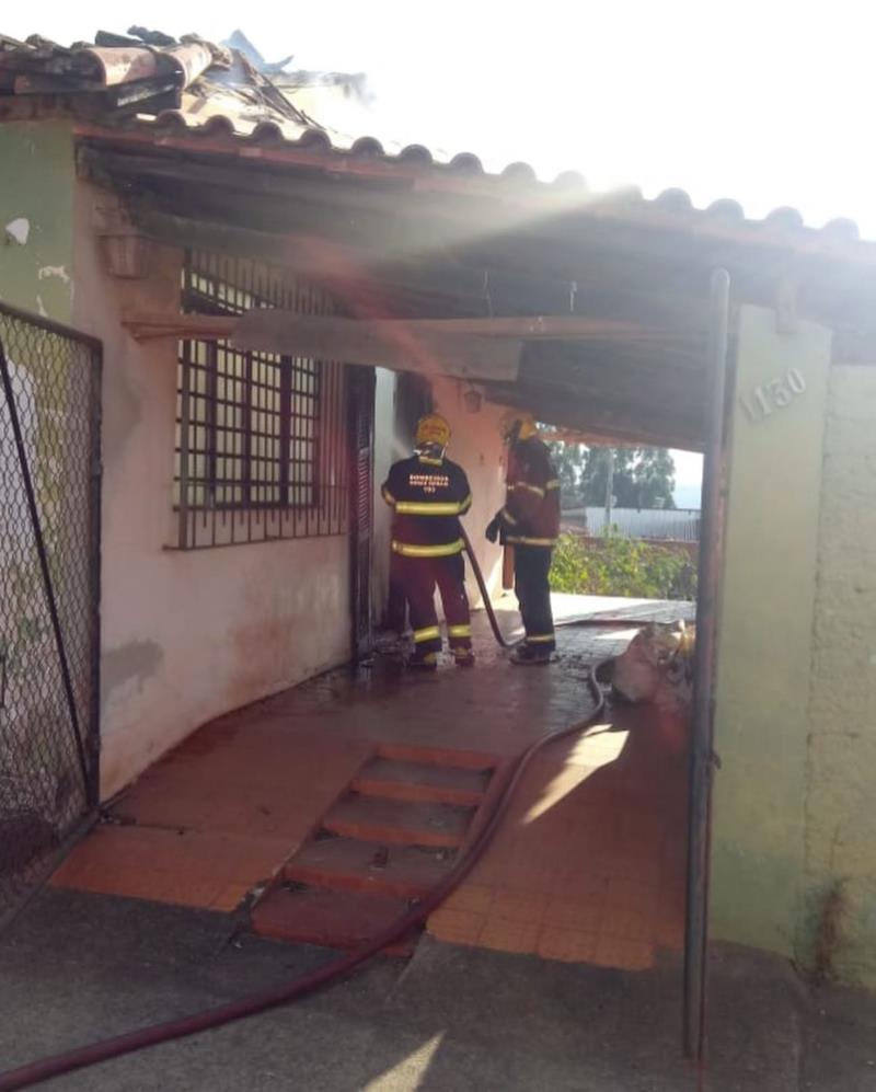 Bombeiros controlam incêndio em residência em Guaranésia