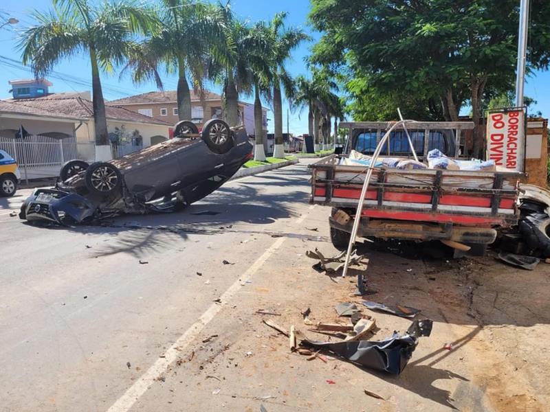 Condutor capota veículo após colidir na traseira de caminhonete estacionada em Bom Jesus da Penha 