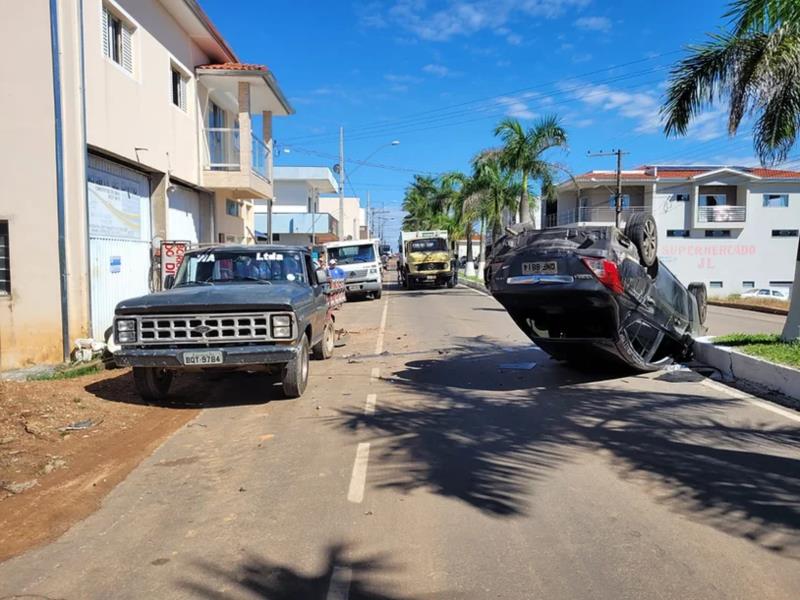 Condutor capota veículo após colidir na traseira de caminhonete estacionada em Bom Jesus da Penha 