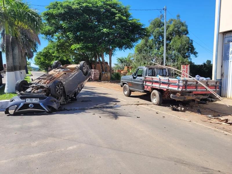 Condutor capota veículo após colidir na traseira de caminhonete estacionada em Bom Jesus da Penha 