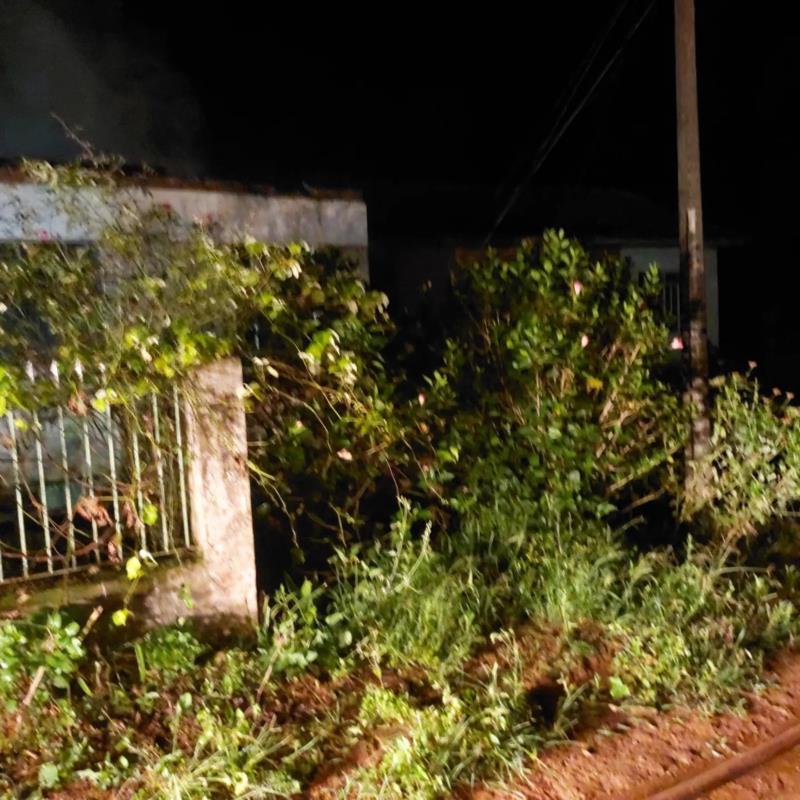 Incêndio destrói residência na zona rural de Muzambinho 