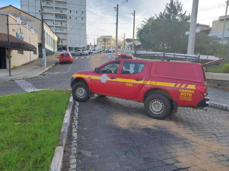 Mancha de óleo na área central de Guaxupé mobiliza Bombeiros 