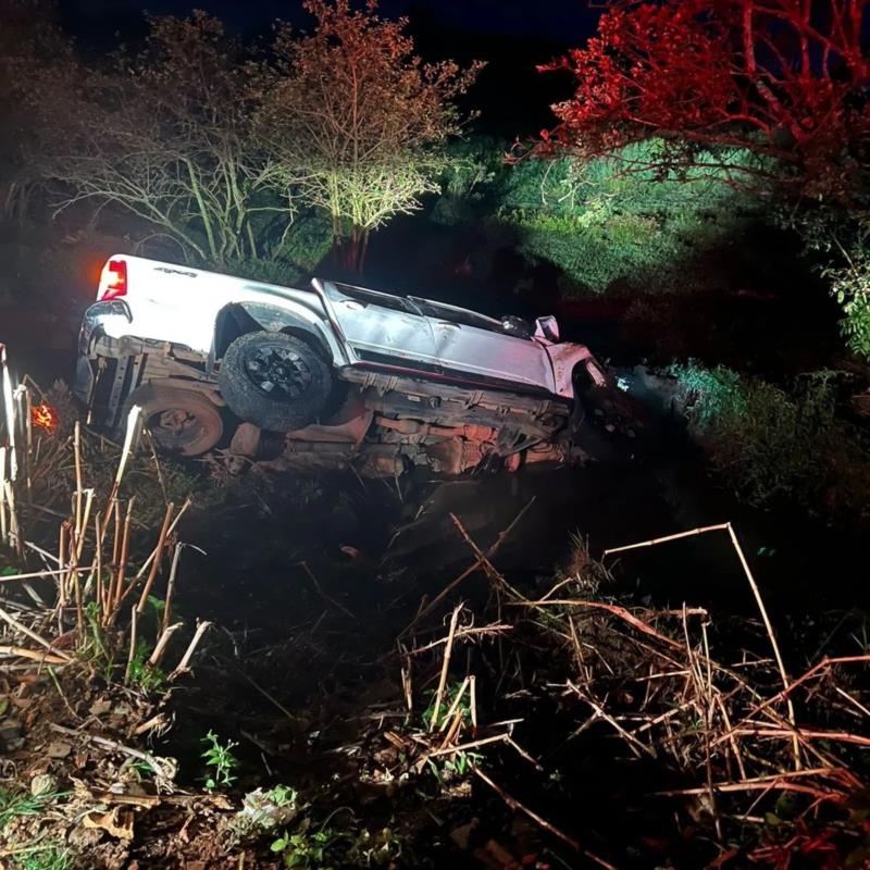 Veículo capota e cai em córrego, deixando seis feridos em Guaxupé 