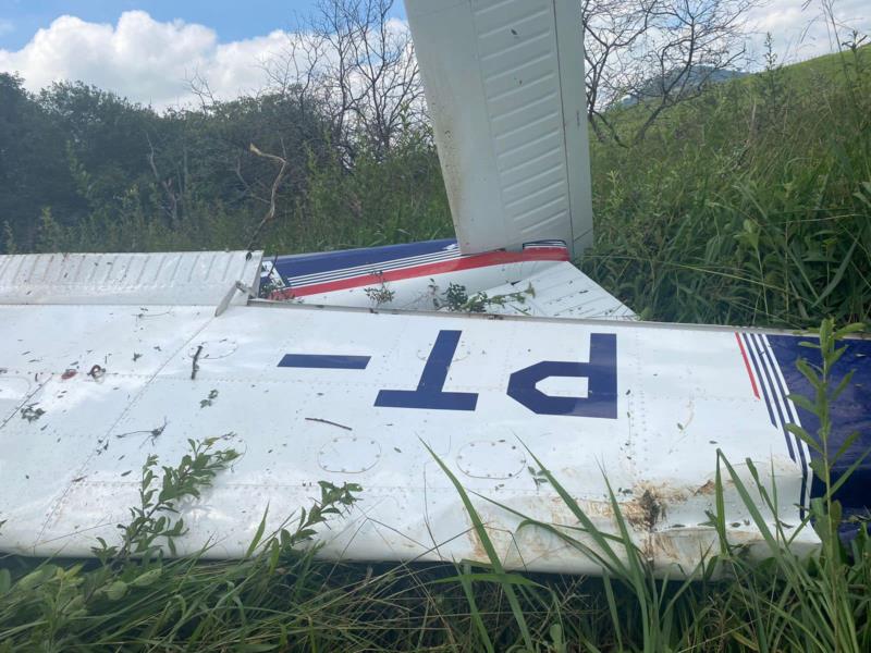 Avião de pequeno porte cai em distrito de Caconde e deixa pai e filho feridos 