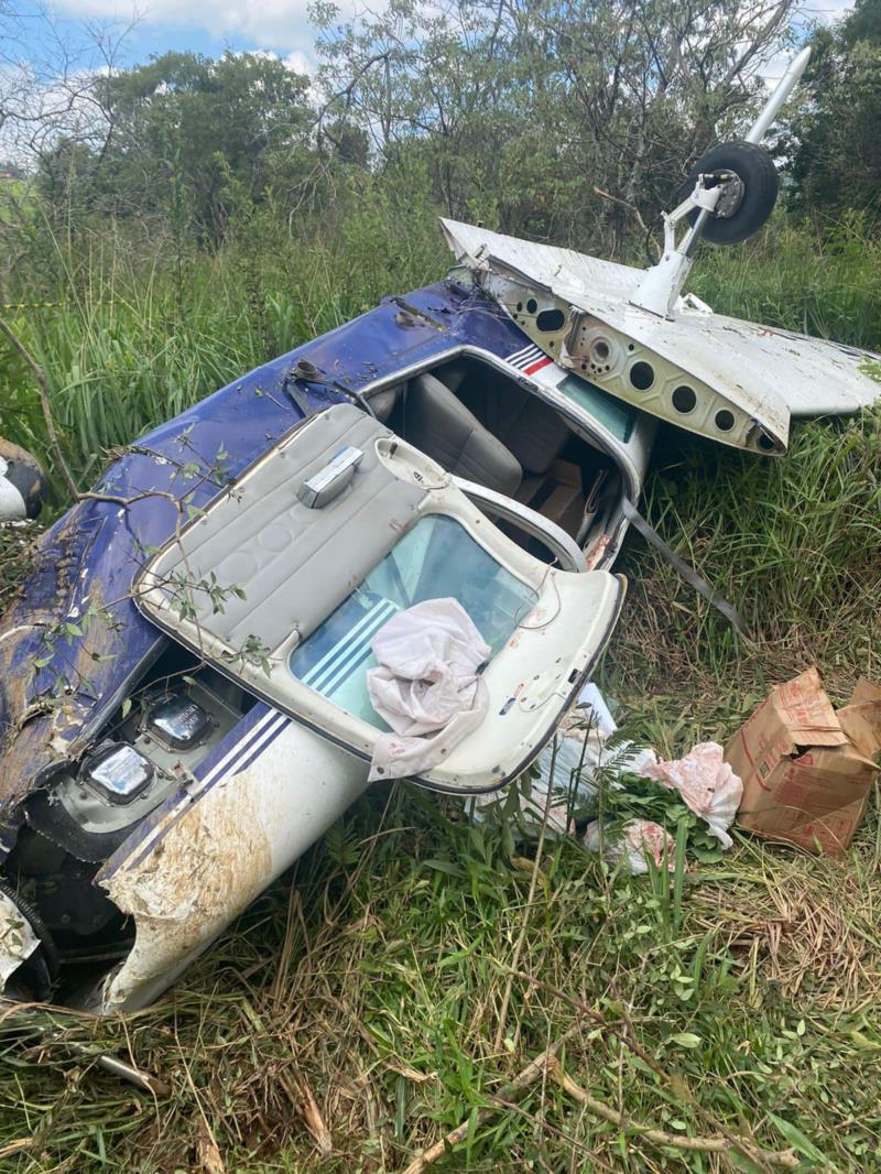 Avião de pequeno porte cai em distrito de Caconde e deixa pai e filho feridos 