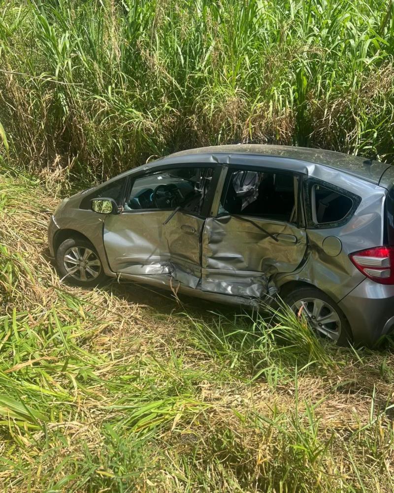 Três pessoas ficam feridas em colisão entre automóveis na BR-146