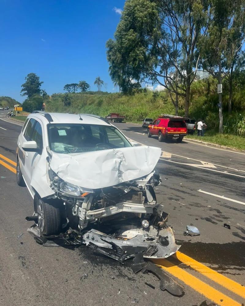 Três pessoas ficam feridas em colisão entre automóveis na BR-146