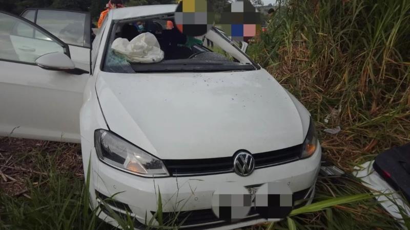 Batida entre caminhão e carro deixa mãe e filho feridos na BR-146, em Muzambinho 