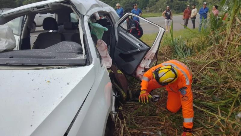 Batida entre caminhão e carro deixa mãe e filho feridos na BR-146, em Muzambinho 