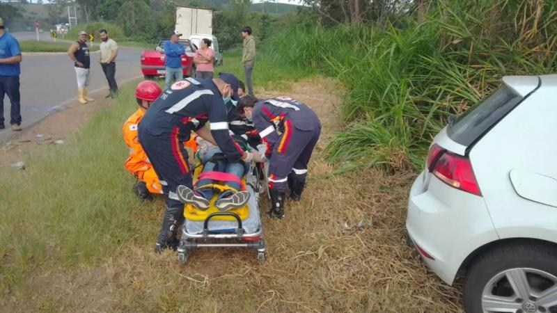 Batida entre caminhão e carro deixa mãe e filho feridos na BR-146, em Muzambinho 