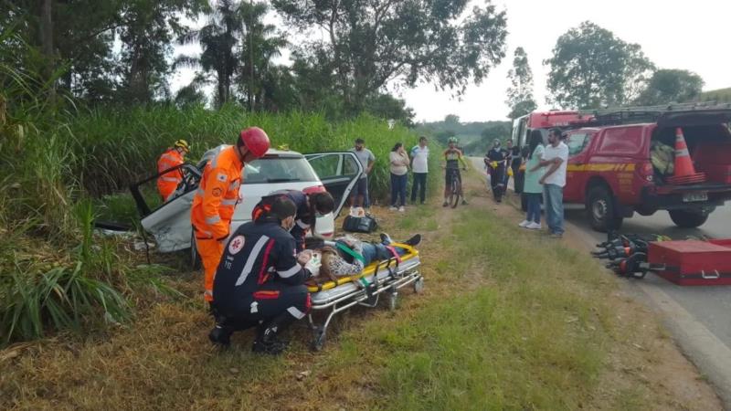 Batida entre caminhão e carro deixa mãe e filho feridos na BR-146, em Muzambinho 