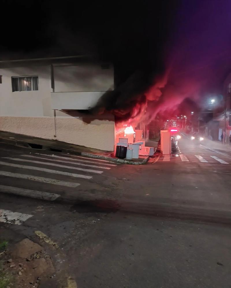 Bombeiros combatem incêndio em comércio na rua Salesianos, em Guaxupé 