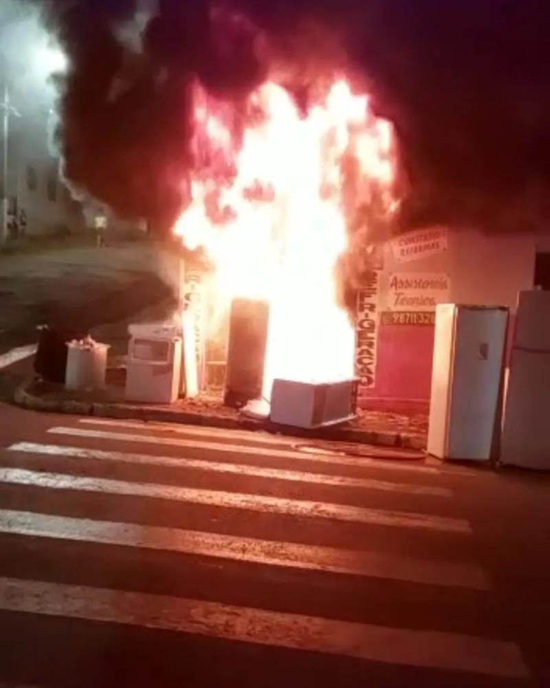 Bombeiros combatem incêndio em comércio na rua Salesianos, em Guaxupé 