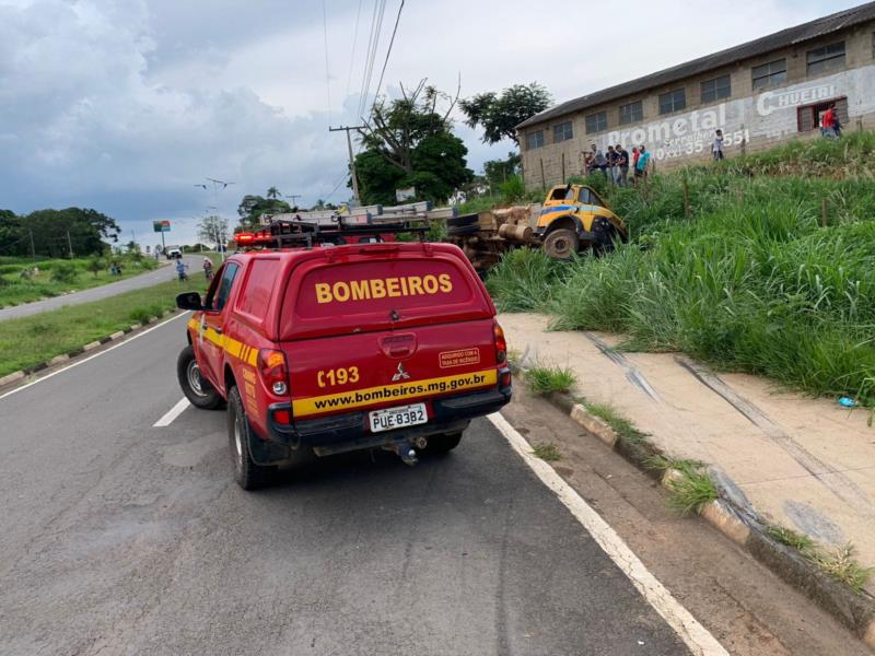 Motorista é arremessado para fora do veículo após caminhão tombar na Rodovia Jamil Nasser