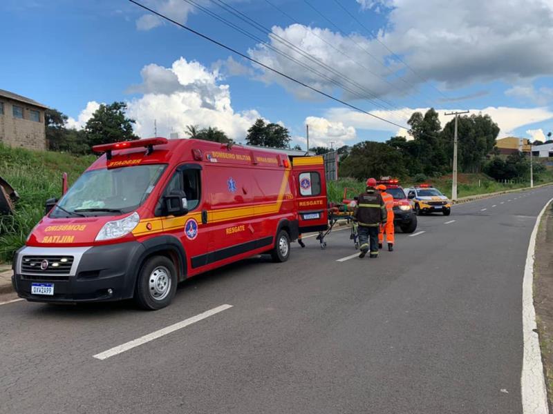 Motorista é arremessado para fora do veículo após caminhão tombar na Rodovia Jamil Nasser