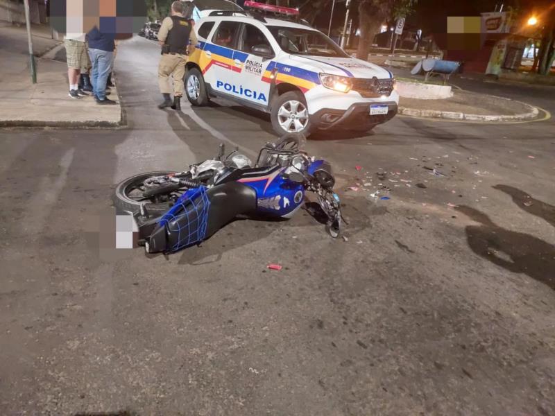 Em Guaxupé, motociclista fica ferida em colisão com automóvel na Avenida Dona Floriana