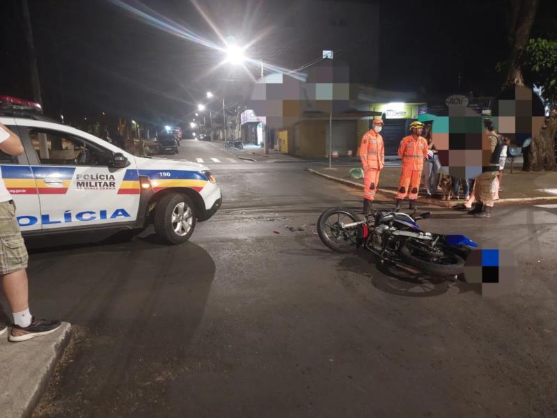 Em Guaxupé, motociclista fica ferida em colisão com automóvel na Avenida Dona Floriana