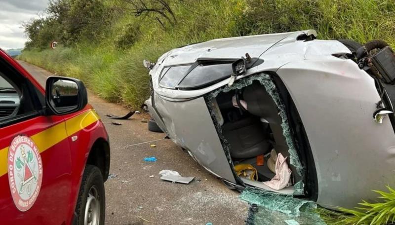 Duas pessoas ficam feridas após carro capotar na MGC-491