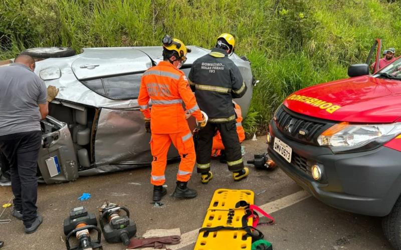 Duas pessoas ficam feridas após carro capotar na MGC-491