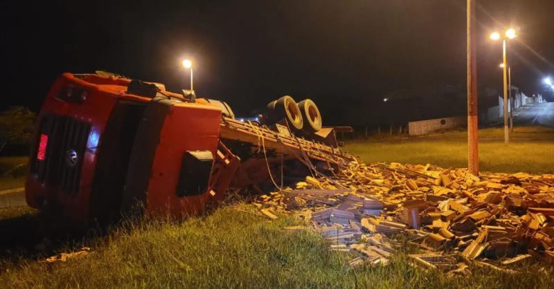 Homens ficam feridos após caminhão tombar no Jardim Alvorada, em Guaxupé 