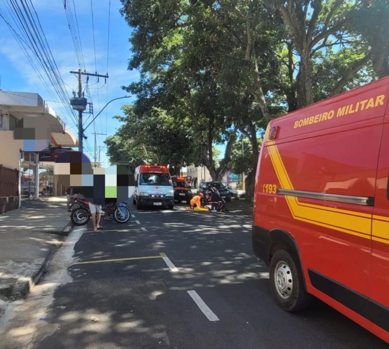 Idoso e motociclista ficam feridos em atropelamento na Avenida Dona Floriana, em Guaxupé 