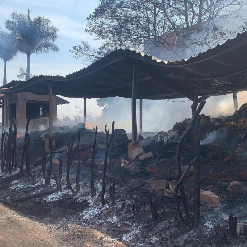 Incêndio em depósito de antiga fábrica de aviamentos mobiliza o Corpo de Bombeiros de Guaxupé