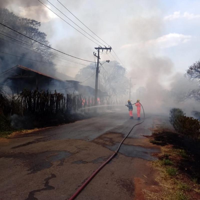 Incêndio em depósito de antiga fábrica de aviamentos mobiliza o Corpo de Bombeiros de Guaxupé