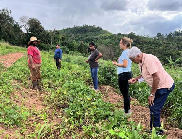 Profissionais da Secretaria de Educação de Guaxupé visitam agricultores familiares 