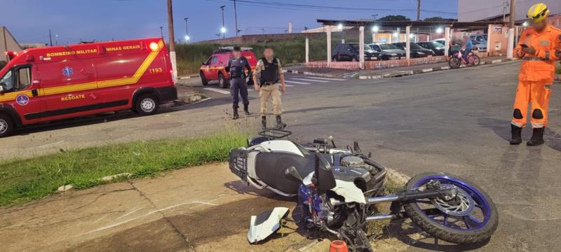 Em Guaxupé, condutor é socorrido pelos Bombeiros após cair da motocicleta  