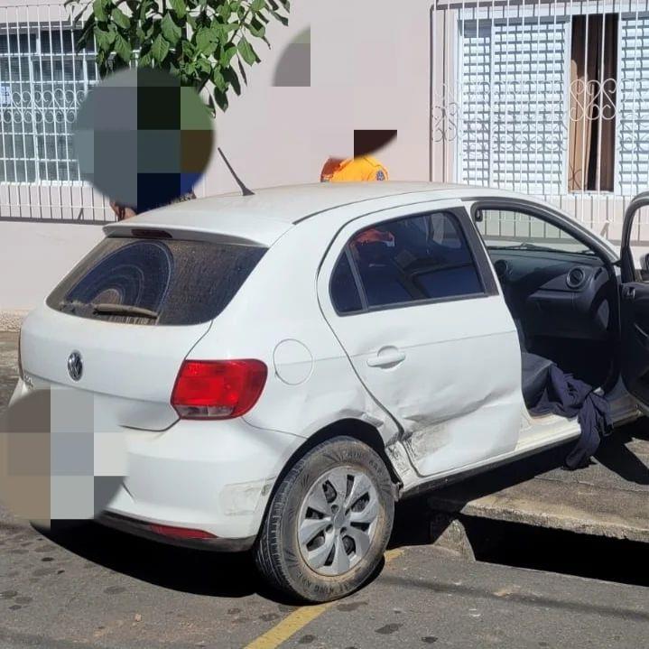 Passageira de 68 anos fica ferida em colisão entre veículos no Bebedouro, em Guaxupé 