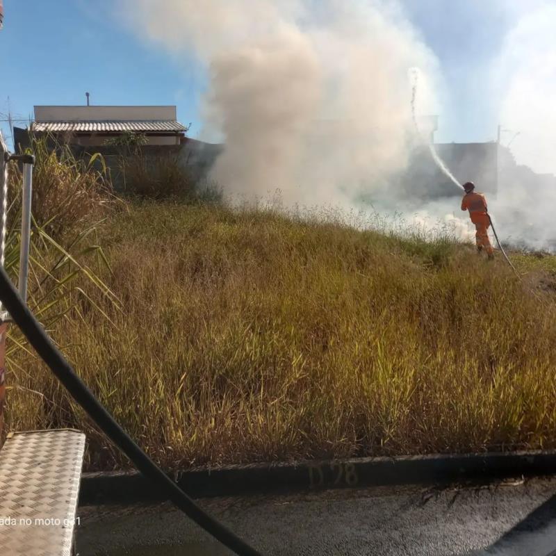 Bombeiros combatem diversos focos de incêndio em Guaxupé e região 