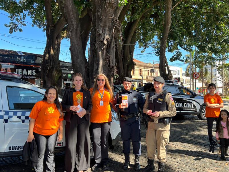 Polícia Civil realizou blitz educativa em Guaxupé conscientizando sobre o Maio Laranja 