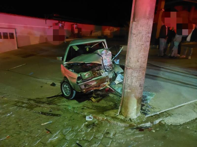 Em Muzambinho, condutor fica ferido ao bater veículo em poste 