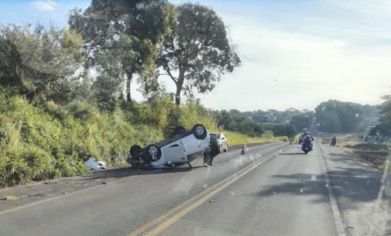 Professora capota veículo após dois cães invadirem a rodovia MG-449, que liga Arceburgo a Mococa 