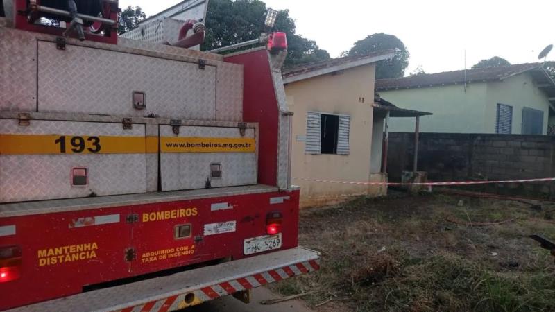 Suposto incêndio criminoso em residência deixa duas pessoas feridas no Recanto dos Pássaros, em Guaxupé 