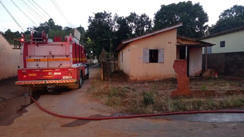 Suposto incêndio criminoso em residência deixa duas pessoas feridas no Recanto dos Pássaros, em Guaxupé 