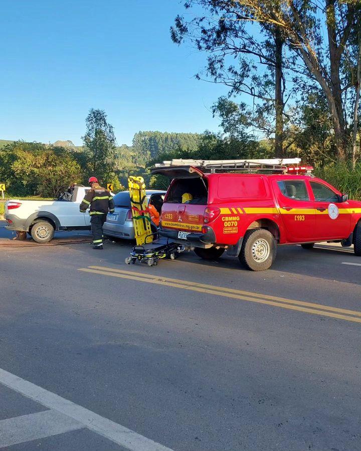 Colisão entre veículos deixa três pessoas feridas na BR-146, em Muzambinho