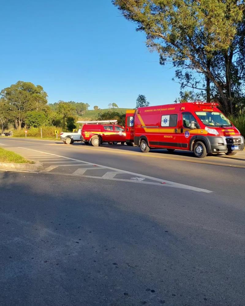 Colisão entre veículos deixa três pessoas feridas na BR-146, em Muzambinho