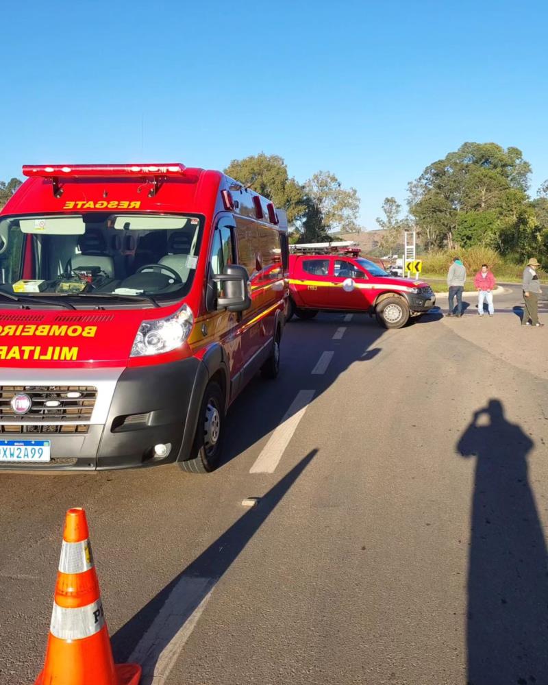 Colisão entre veículos deixa três pessoas feridas na BR-146, em Muzambinho