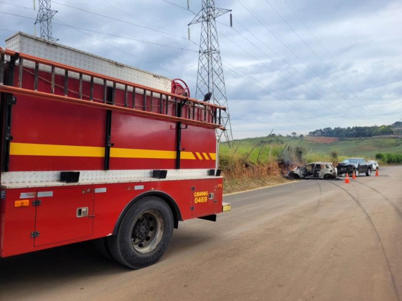 Jovem de 25 anos perde a vida em acidente na estrada de Muzambinho e carro pega fogo 