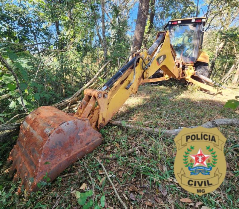 Retroescavadeira furtada em Passos foi encontrada na zona rural de Pratápolis pela Polícia Civil 