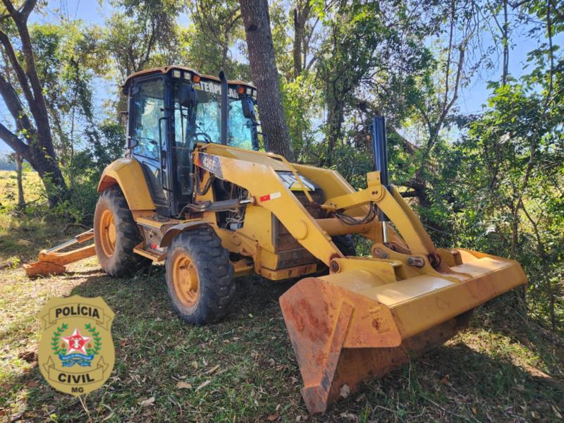 Retroescavadeira furtada em Passos foi encontrada na zona rural de Pratápolis pela Polícia Civil 